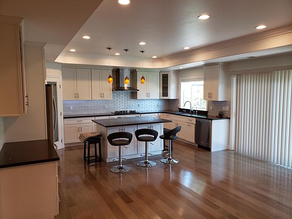 4th image of 588 Pineview Dr