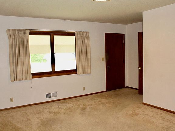 5th image of 2916 Hillcrest Dr