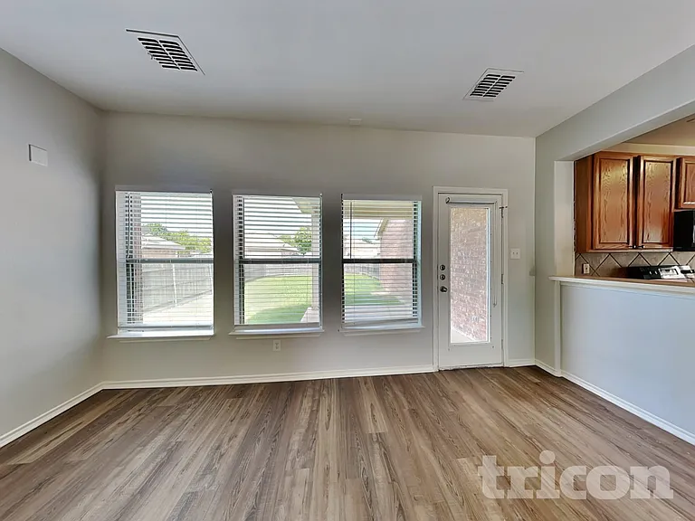 1525 Trent Dr — Photo 2
