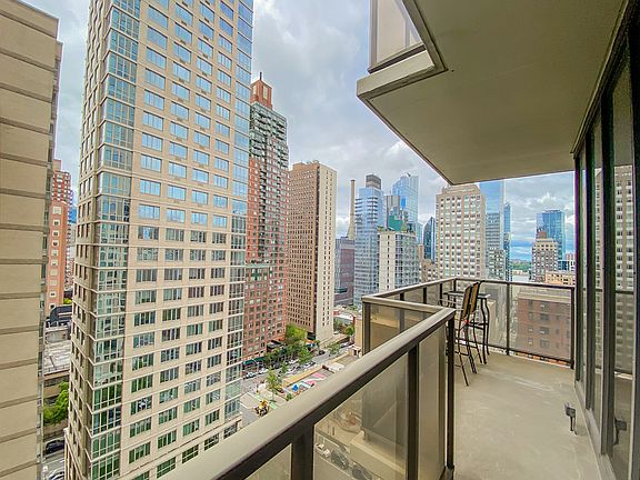 4th image of 161 W 61st St APT 15B