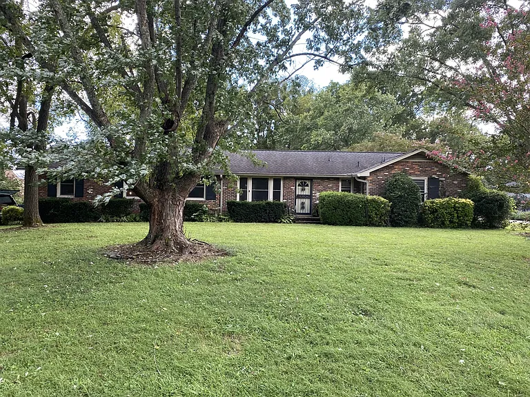 443 Oakley Dr — Photo 2