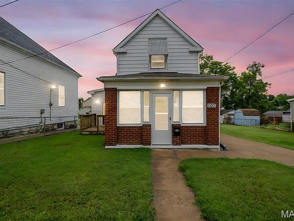 3rd image of 527 Hoffmeister Ave
