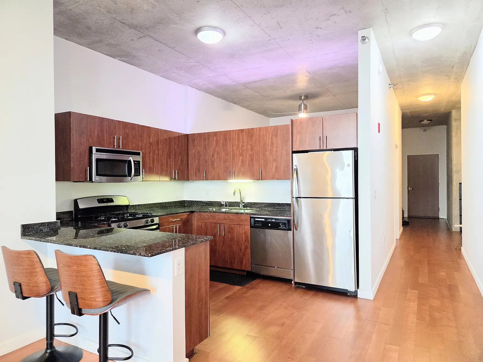 1 bed, 810 sqft, $2,400 — Photo 2