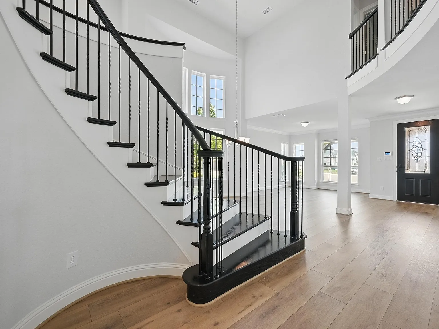 4 bed, 3269 sqft, $4,200 — Photo 2