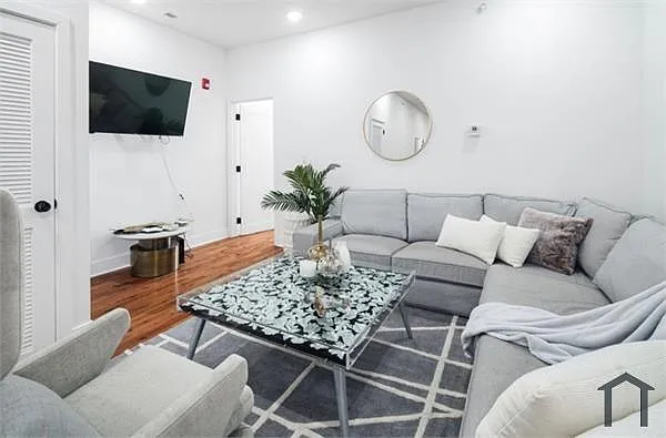 3031 W Diamond St #3 — Photo 3