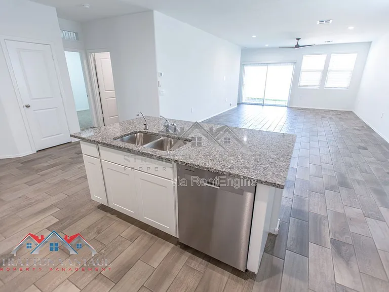 1330 W Hess Ave — Photo 20