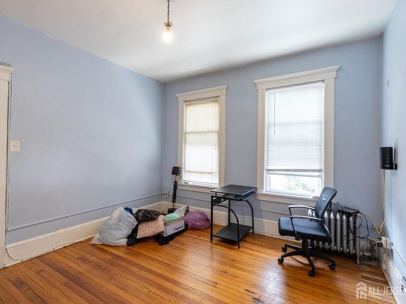 4th image of 32 Suydam St