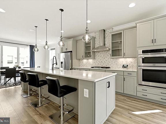 3rd image of 121 Kinross Ln