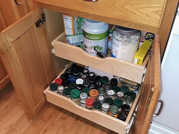 High-quality cabinets with drawer shelves