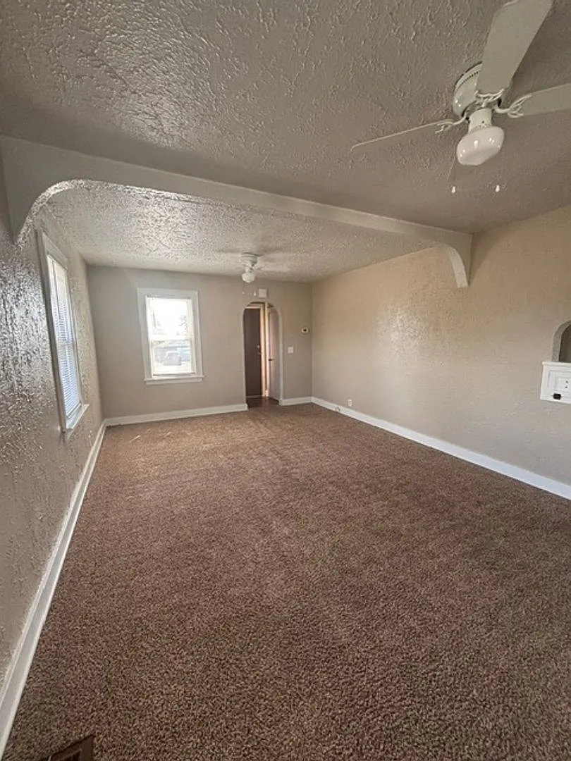 PM 145-1 2110 E. 13th Street Upper Unit — Photo 4