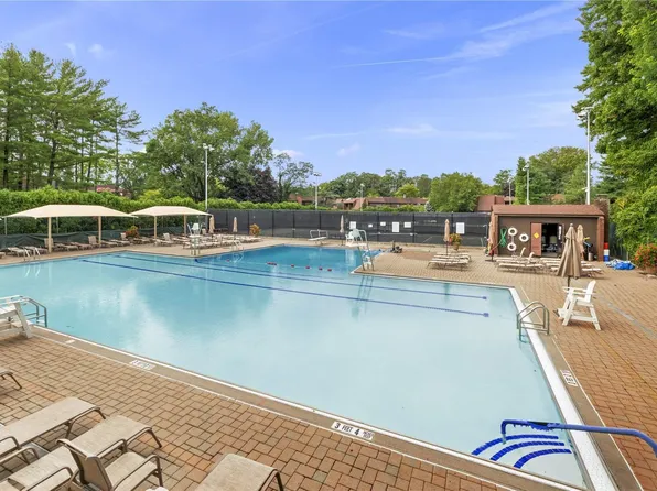 1 Fox Ridges #303, Roslyn, NY 11576