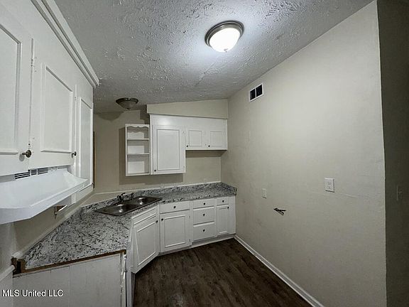 4th image of 3320 Ridgeland Dr