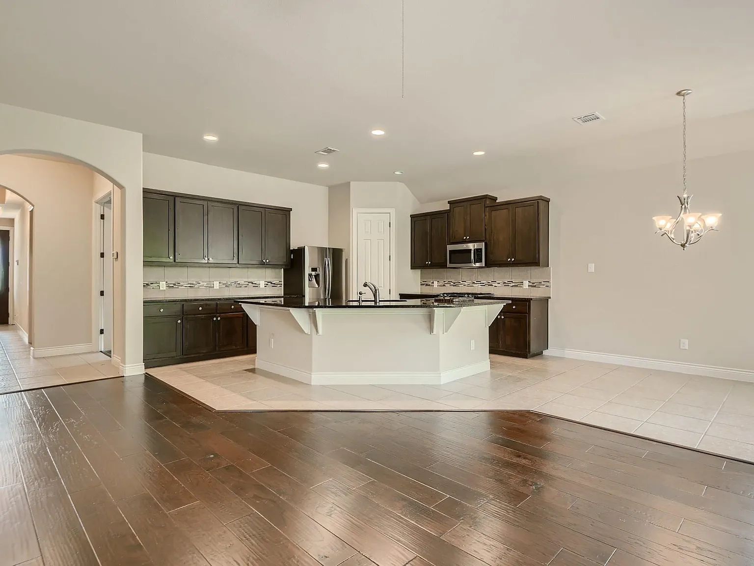 3 bed, 2.0 bath, 1925 sqft, $2,800 — Photo 3