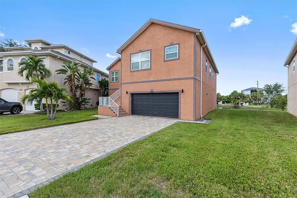 3 bed, 2.0 bath, 2013 sqft, $3,500 — Photo 3