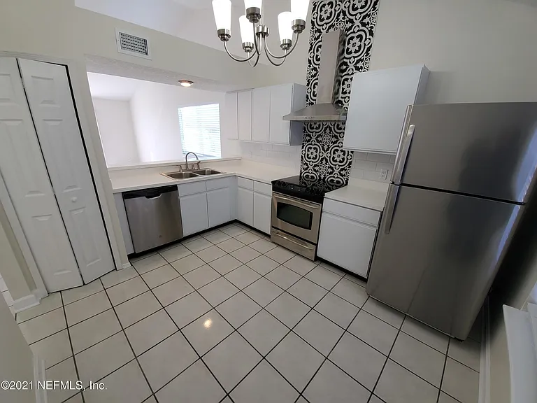 1024 Snug Harbour Ct — Photo 8