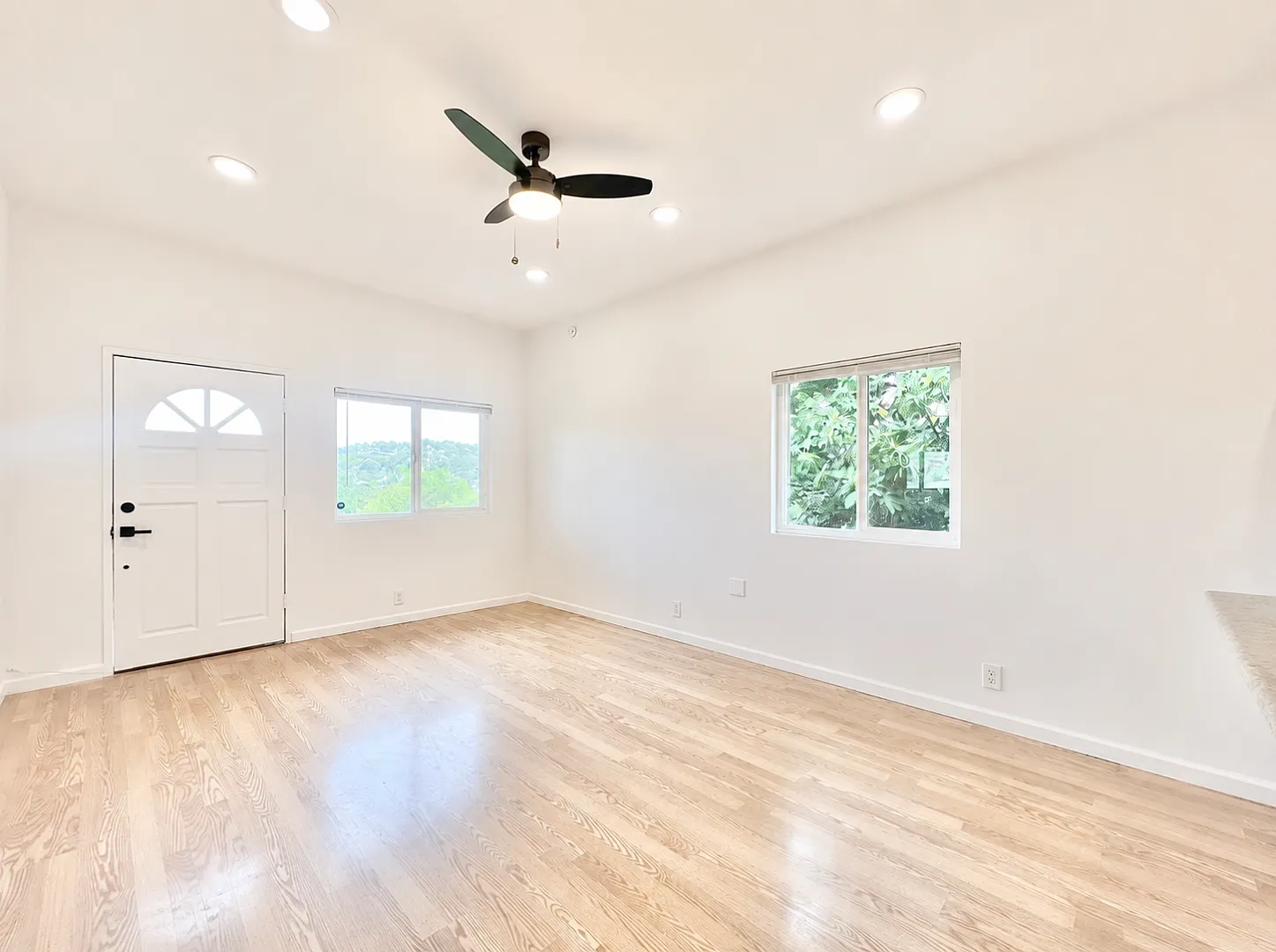 6146 1/2 Mesa Avenue — Photo 4