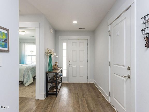 3rd image of 826 Houston Ct