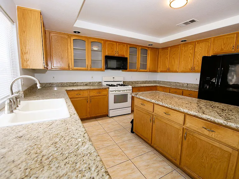554 Campus Oaks Ct — Photo 9