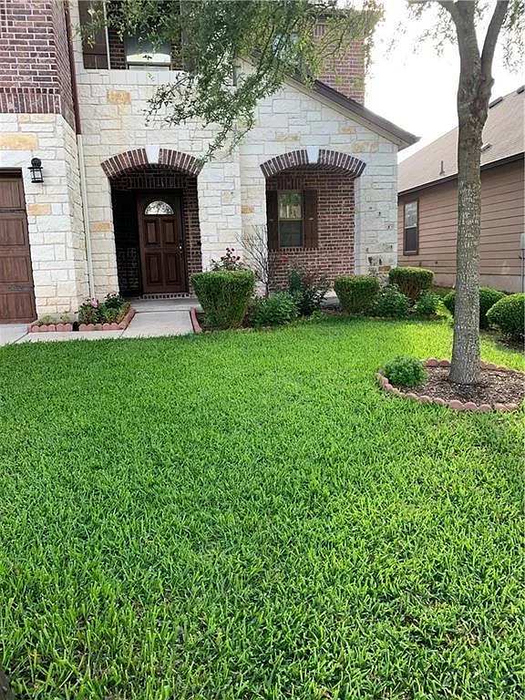 4 bed, 2.5 bath, 2210 sqft, $2,300 — Photo 2