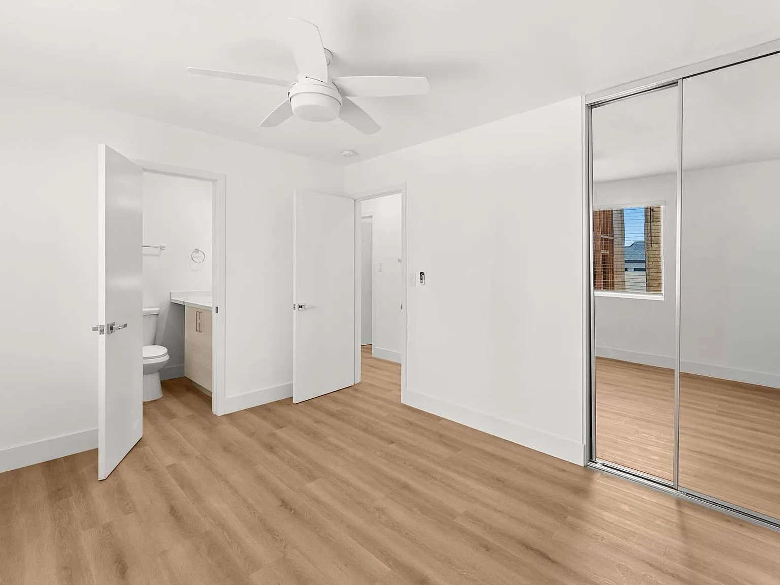 3 bed, 900 sqft, $3,595 — Photo 4