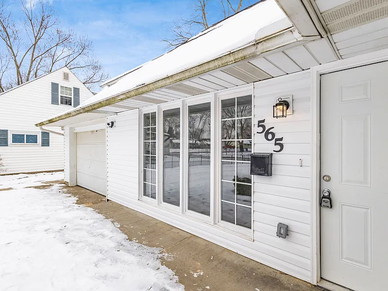 565 Virginia Cir W — Photo 25