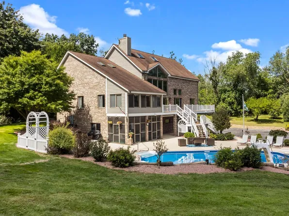 W2172 Country Club LANE, East Troy, WI 53120