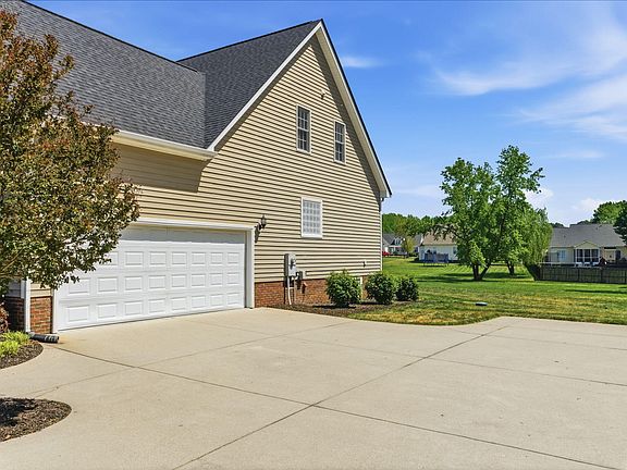 5th image of 85 Glen Oaks Dr