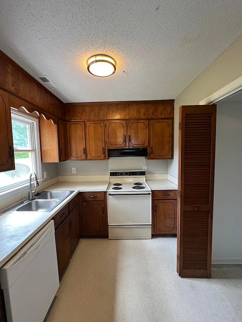 2 Bedroom Duplex Available (Wingate) — Photo 2
