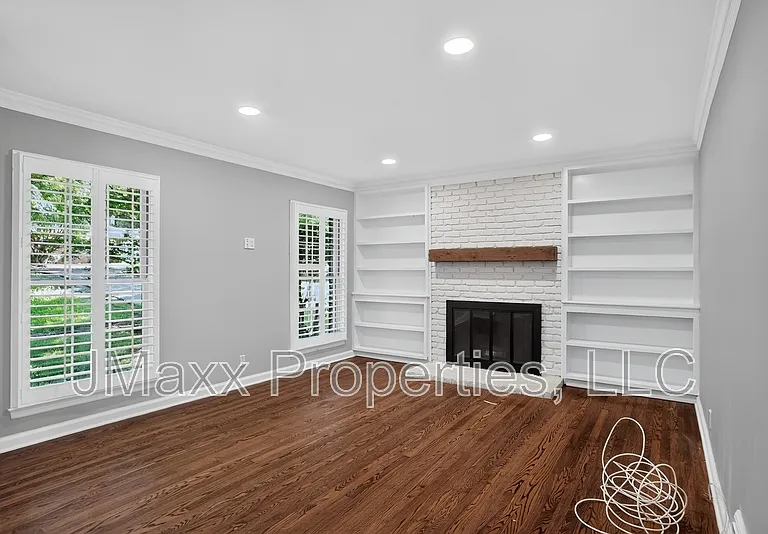 807 Cardova Dr NE — Photo 4