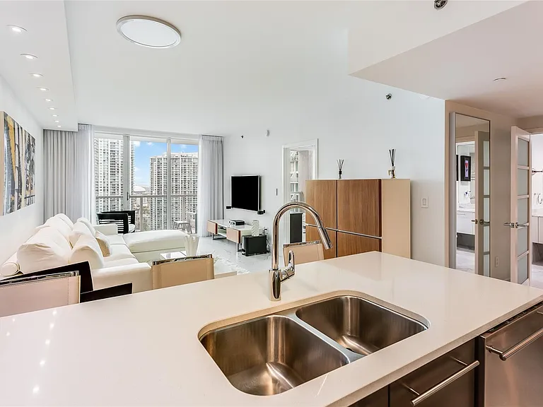 55 SE 6th St #3500 — Photo 25