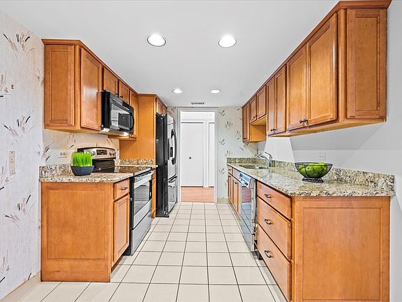 5th image of 3 The Court Of Harborside APT 201