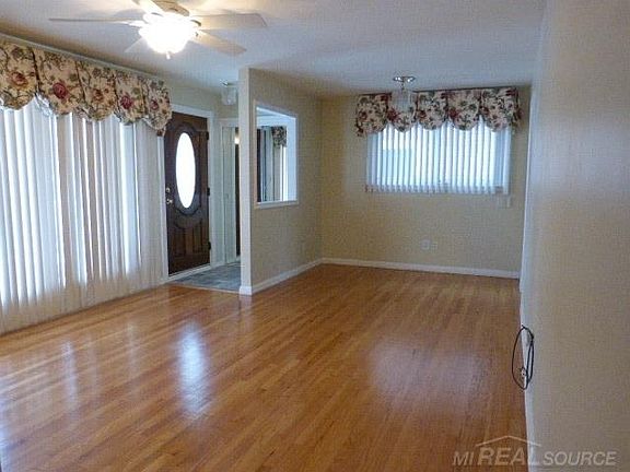 3rd image of 22954 Edgewood St