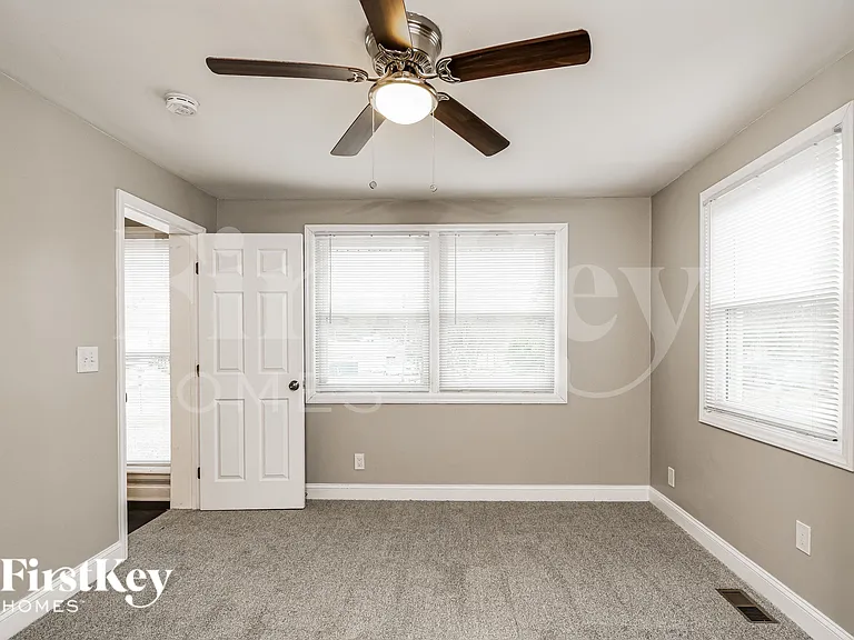 1104 Raynor St — Photo 7