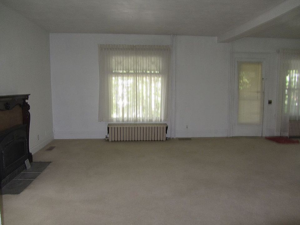 1st fl. living room w/firepl