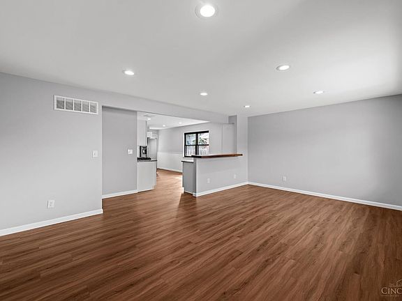 3rd image of 2121 Dale Rd