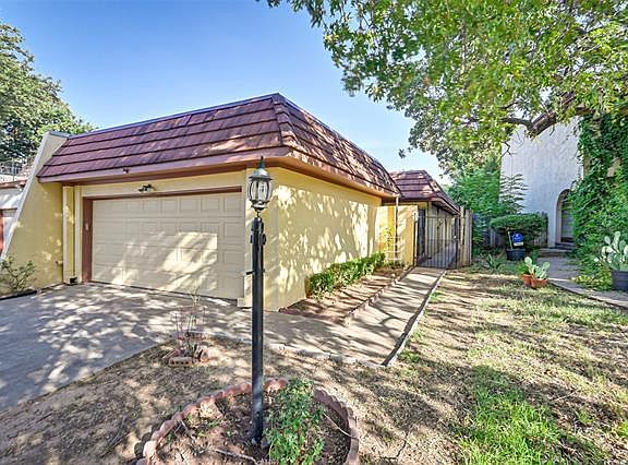 2nd image of 2031 Fleur De Lis Ct