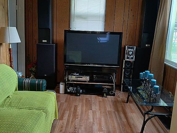 4th image of 1473 University Ave