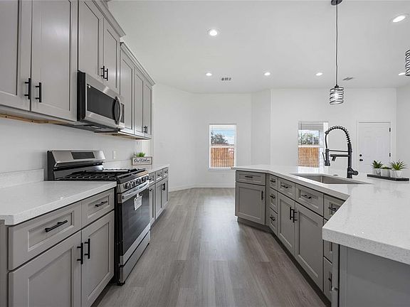 4th image of 4218 Phlox Street