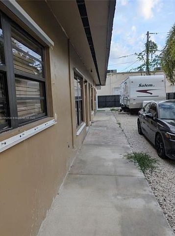 2nd image of 633 NW 1st St