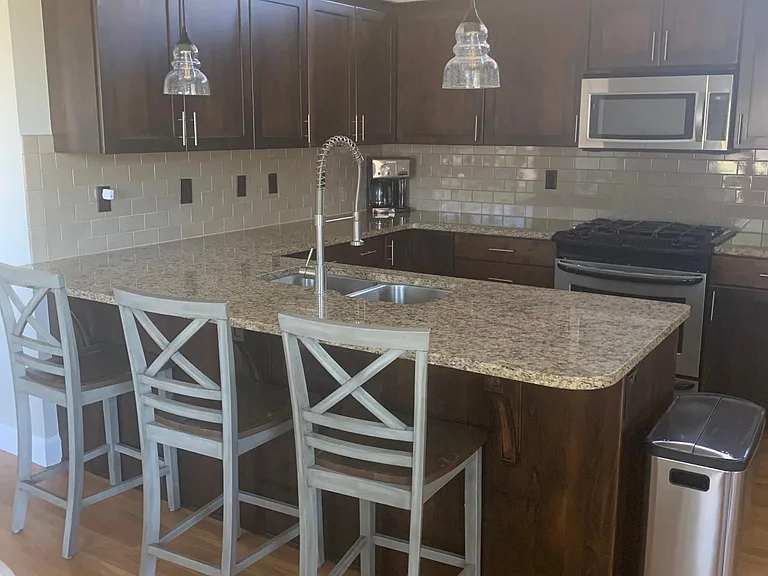 406 W Peck St — Photo 5