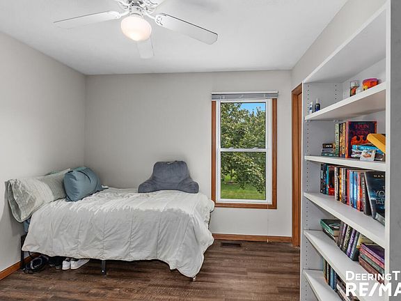 3rd image of 696 Ridgefield Ct