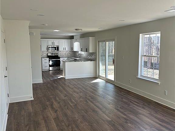 4th image of 1149 Grandview Cir