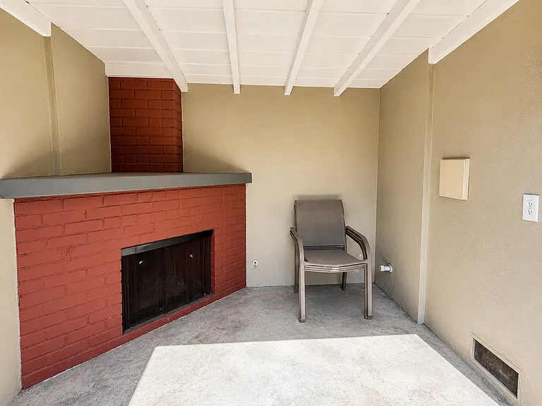 256 W College St — Photo 8