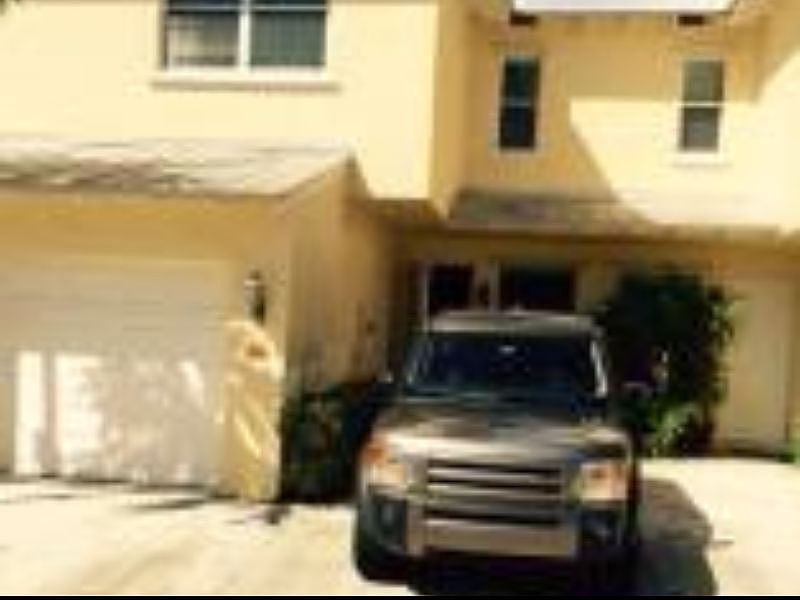 1st image of 812 SE 4th Ct #0
