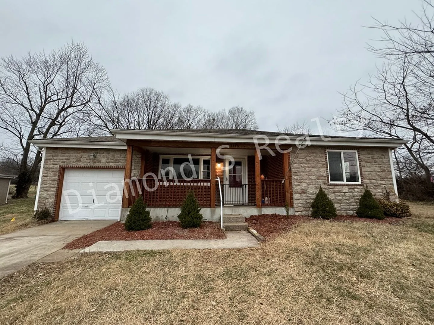 Gorgeous 2 Bedroom Home Available Early July - Great Location! — Photo 1