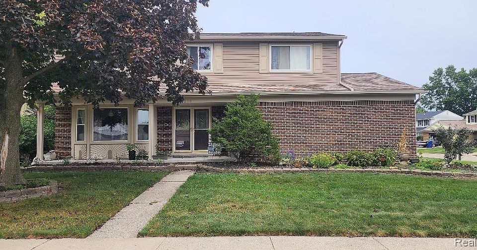 1st image of 210 N Princess Dr W