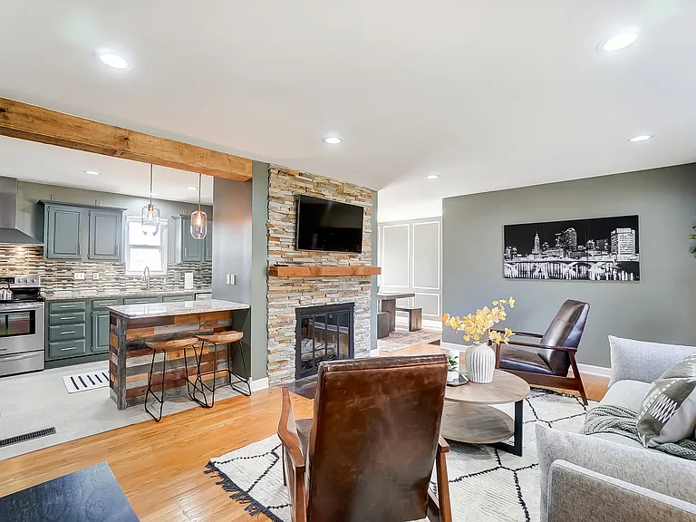 725 Latham Ct — Photo 4