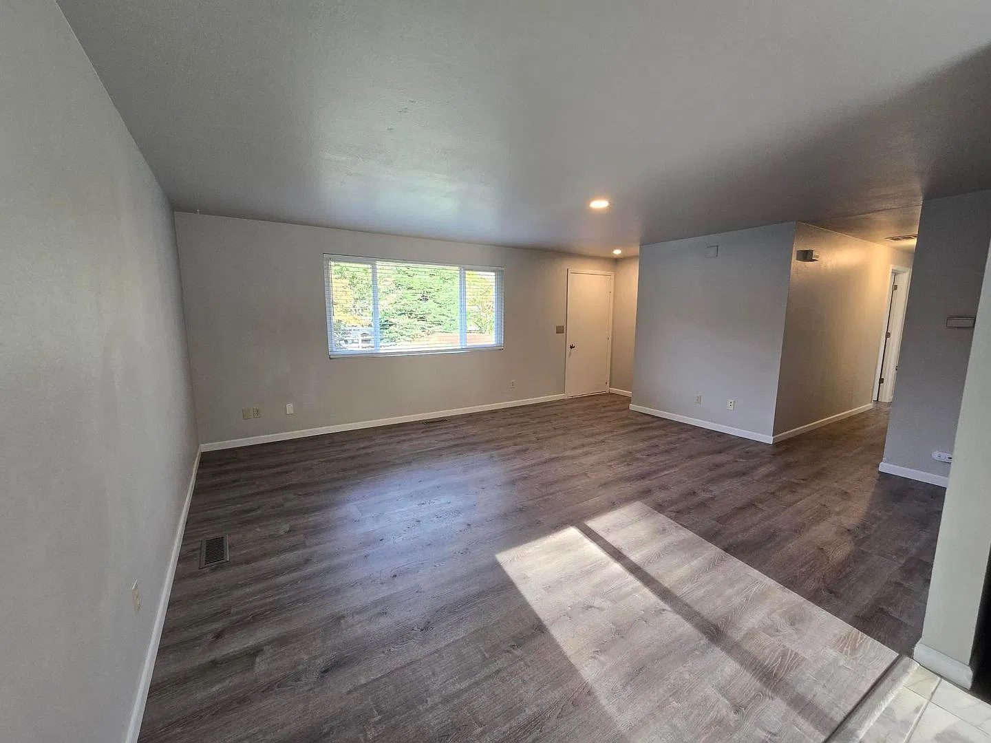 3 Bedroom, 1 Bathroom House — Photo 2