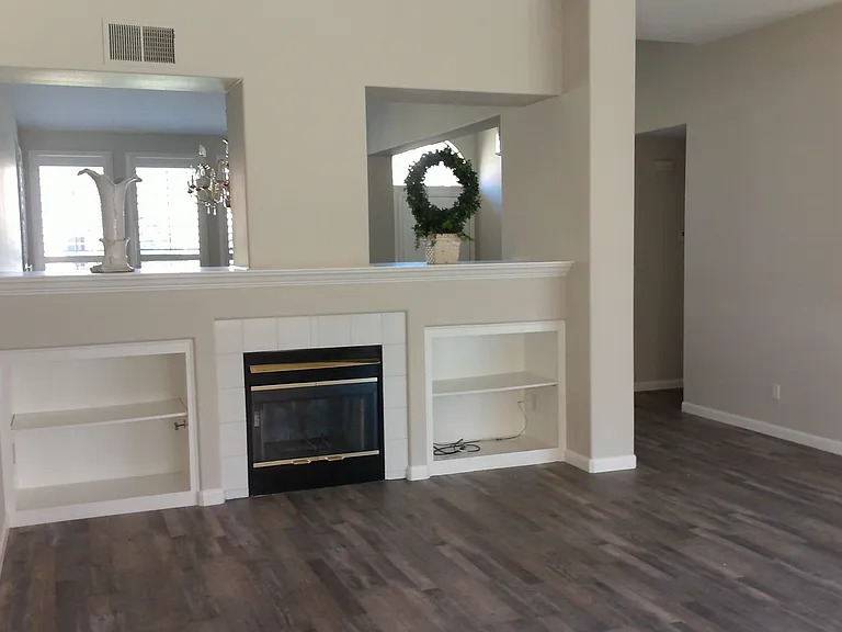 1923 E Desert Island Dr — Photo 2