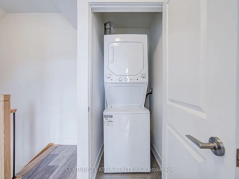 1 Bond Cres #1 — Photo 28